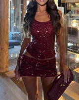 Conjunto de top de tirantes y minifalda, ambos color borgoña y cubiertos de lentejuelas.