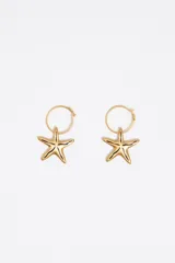 Aros dorados con forma de aro y dije de estrella de mar.