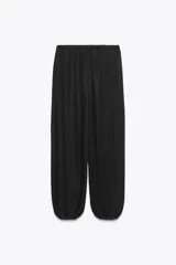 Pantalón bombacho negro de tiro alto con cintura elástica ajustable con cordones y puños elásticos en los tobillos.