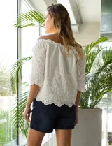 Blusa de algodón color blanco con bordado broderie, escote recto con frunce y forro interno a tono.