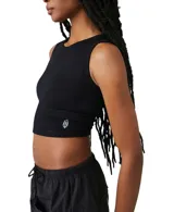 Musculosa blanca de punto acanalado con corte crop, escote redondo y sisas anchas.