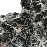 Campera corta con capucha, confeccionada en mezcla de algodón y poliéster, con textura de piel sintética en tonos grises y negros.