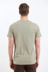 Remera manga corta color verde con logo pequeño en el pecho.