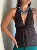 Collar doble con cadena de acero quirúrgico, mostacillas rojas, cuentas de cristal checo verdes y piedras reconstituidas turquesas en forma de gota y hoja.