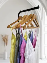 Vestido corto con breteles finos y escote en V, con detalles de encaje en el busto.