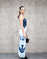 Vestido largo de breteles finos, color azul marino con estampado de flores blancas.