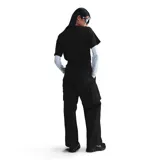 Pantalón negro de corte ancho con bolsillos cargo laterales y logo de Nike bordado en blanco.