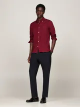 Camisa de manga larga color rojo con cuello abotonado y logo de Tommy Hilfiger bordado en el pecho.