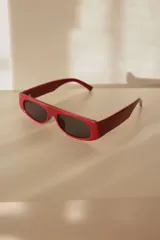 Lentes de sol rectangulares color borgoña con protección UV400.