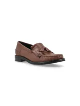 Mocasín de cuero marrón con plastrón doblado y flecos.