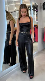 Mono largo negro de calce ajustado con breteles finos y escote cuadrado. Incluye cinto dorado con apliques de strass.