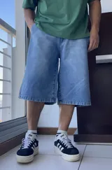 Bermuda de jean celeste, corte ancho y largo a la rodilla.