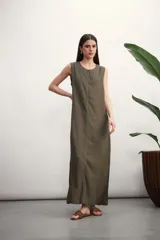 Vestido largo color verde militar, sin mangas y con costuras verticales a la vista.
