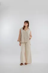 Camisa color beige con mangas largas color marrón.
