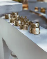 Brazalete ancho de bronce macizo con textura irregular.