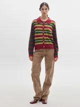 Cardigan de algodón con estampado de rombos en tonos marrón, beige y azul. Tiene cuello camisero, cierre frontal con botones azules y calce suelto.