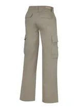 Pantalón de pierna recta y tiro alto, color verde, con bolsillos estilo carpintero y cierre de cinturón, confeccionado en fibras naturales.