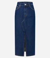 Falda midi de jean celeste con abertura delantera, trabillas en la cintura, cierre con botón y bolsillos.