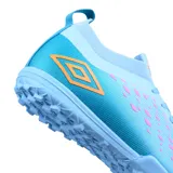 Championes de fútbol Umbro color celeste con detalles en rosa y logo en naranja.