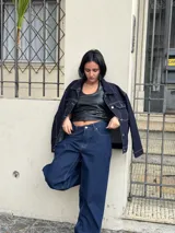 Campera de jean azul oscuro con costuras en hilo ocre, corte recto, cuello clásico, bolsillos frontales con solapa y cierre con botones metálicos.