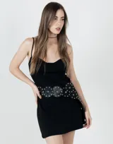 Vestido corto negro con breteles finos y corte entallado.
