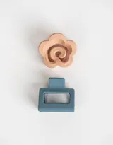 Set de dos broches para el pelo: uno con forma de flor color crema y otro cuadrado color durazno.