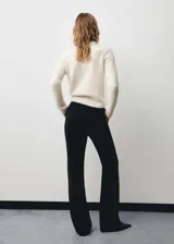 Sweater color crema de tejido de punto con cuello polo y detalle de strass.