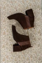 Botas cortas de cuero marrón con elástico lateral y tacón ancho.