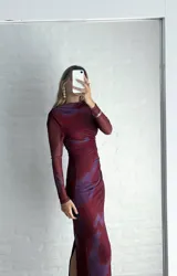 Vestido midi de microtul doble, color borgoña con estampado difuminado en tonos lila. Tiene cuello alto y mangas largas de una sola capa de microtul.