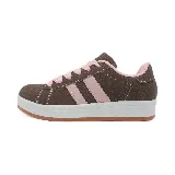 Championes urbanos color beige con detalles en marrón, cordones marrones y suela blanca con base marrón.