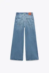 Pantalón de jean celeste de corte ancho, tiro alto y cinco bolsillos.