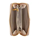 Billetera Guess color tostado con logo triangular metálico y estampado de flores y logos de la marca en relieve.