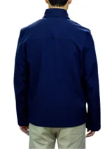 Campera azul marino con cierre de cremallera, cuello alto y bolsillo con cierre en el pecho. Tiene un parche engomado con el logo de Calvin Klein y la inscripción Calvin Klein bordada en el cuello.