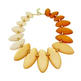 Collar corto con eslabones dorados y piezas de resina color marfil con forma de hojas. Cierre con mosquetón y largo regulable.