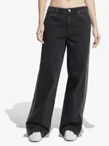 Pantalón de jean Adidas, corte ancho, color negro con las tres tiras blancas a los costados.