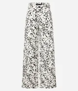 Pantalón wide leg de sarga con estampado dálmata en blanco y negro.