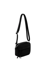 Bandolera celeste con correa larga regulable, cierre superior y logo estampado en el frente.