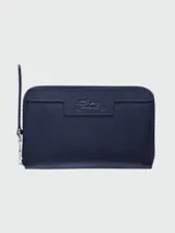 Billetera de cuero Longchamp modelo Le Pliage Néo, color azul marino, con cierre de cremallera y correa de mano.