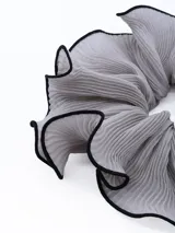 Colero beige con borde negro.