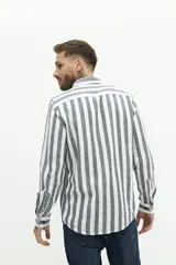 Camisa de manga larga para hombre, color blanco con rayas verticales finas en tonos grises y azules. Confeccionada en una mezcla de lino y algodón, de corte semi slim y logo bordado en el pecho.