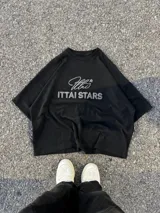 Remera celeste de corte holgado con cuello redondo y estampado en relieve con el logo de la marca y la frase "Ittai Stars".