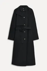 Trench confeccionado con hilatura de algodón color negro, con cuello solapa, manga larga acabada en puño, solapa con trabilla y botón en cuello, bolsillos laterales, cinturón lazada en mismo tejido, bajo con abertura en espalda y cierre frontal con botones.