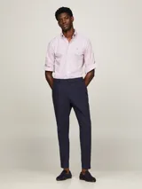 Camisa Tommy Hilfiger de corte regular con estampado de cuadros en tonos rosa y blanco. Confeccionada en algodón elástico, con cuello abotonado, puños redondeados y logo bordado en el pecho.