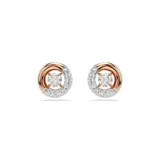 Pendientes de botón en tono oro rosa con aro central engastado en cristales transparentes y zirconia Swarovski, diseñados para captar la luz.