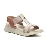 Sandalia de taco bajo con tiras en tonos beige y rosa, diseñada para máxima comodidad.