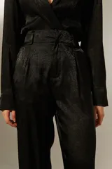 Pantalón negro ancho de poliéster con pinzas y calce alto.