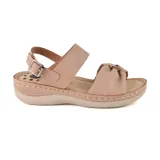 Sandalia de cuero color beige con plataforma baja y tira ancha con detalle fruncido.