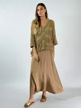 Falda midi color dorado, de corte evasé y confeccionada en viscosa y seda.