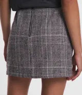 Minifalda de polivelour con estampado de cuadros en tonos grises y marrones.