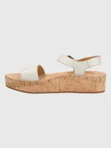 Sandalias con plataforma de corcho y tiras de cuero color plateado.